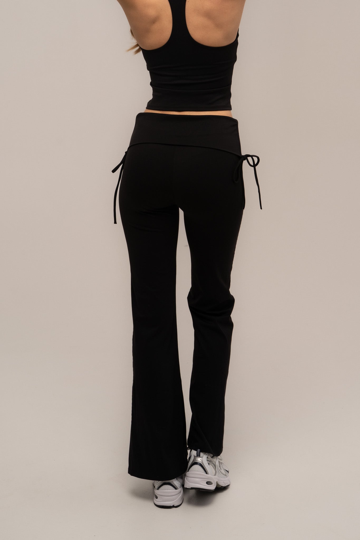 FLOW Juodos Tamprės